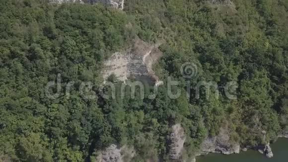 飞往乌克兰德涅斯特河畔的巴科塔岩石修道院视频的预览图