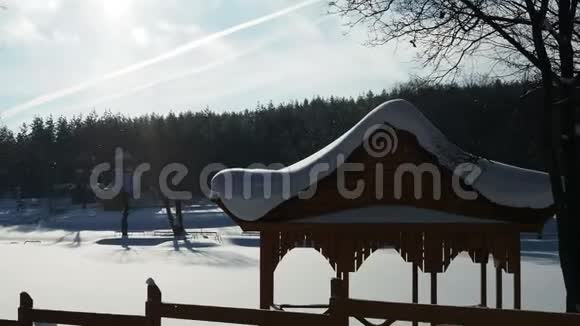 美丽的冬季景观与木制露台在阳光明媚的霜天视频的预览图