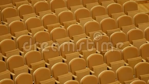音乐会结束后或演出开始前观众席空排座位视频的预览图