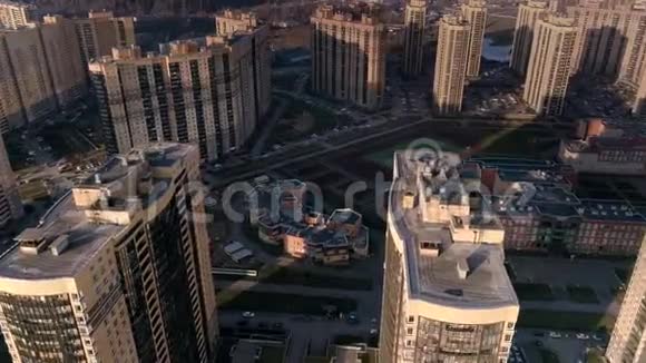 带道路基础设施的现代住宅区的鸟瞰图视频的预览图