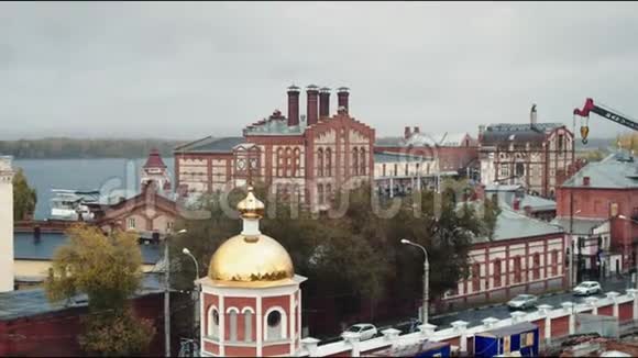 基督教会与建筑物和河流的黄金穹顶视频的预览图