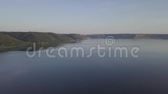 乌克兰巴科塔湾德涅斯特风景优美的空中景色湖水上方的石头视频的预览图