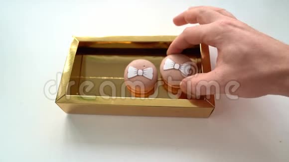 带蝴蝶结的蛋糕放在金盒子里视频的预览图