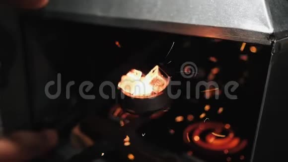 石沙钩红热煤人吹在煤上火花飞扬慢动作视频的预览图