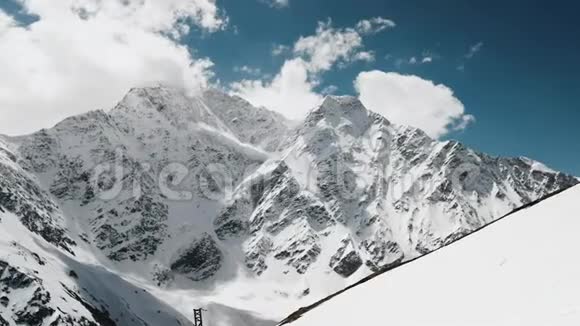 雪山背景下的红色滑雪缆车下山视频的预览图