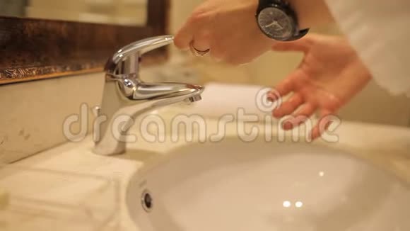 他洗手了视频的预览图