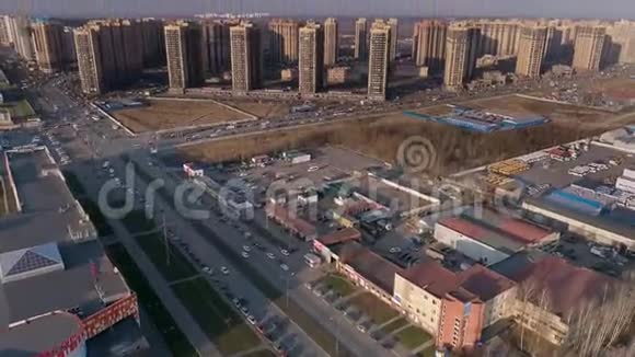 带道路基础设施的现代住宅区的鸟瞰图视频的预览图
