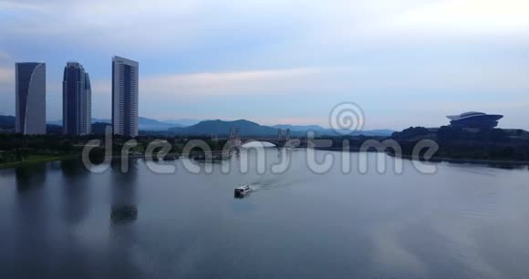 一艘船经过市中心的小湖的空中镜头视频的预览图