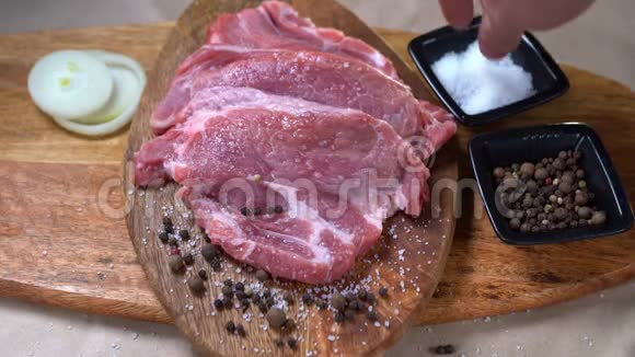 把生猪肉撒在木板上视频的预览图