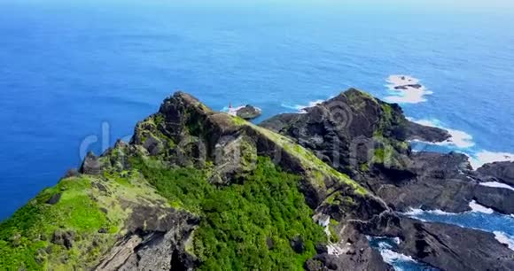岩石岛与白色灯塔的空中镜头视频的预览图