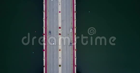 悬索桥在深绿色水域上空的航迹视频的预览图