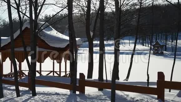 美丽的冬季景观与木制露台在阳光明媚的霜天视频的预览图