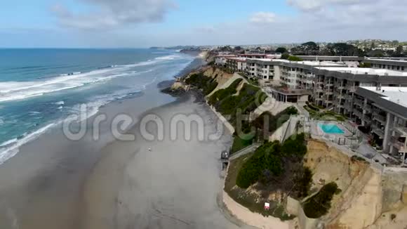 加州德尔玛北海滩海岸悬崖和蓝色太平洋别墅的鸟瞰图视频的预览图
