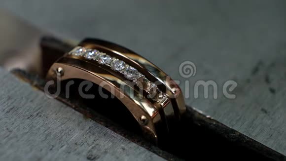 手工珠宝制作金匠把钻石放在戒指上一次宏观射击视频的预览图