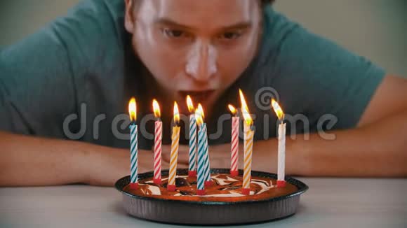 人们正在吹灭蛋糕上的蜡烛视频的预览图