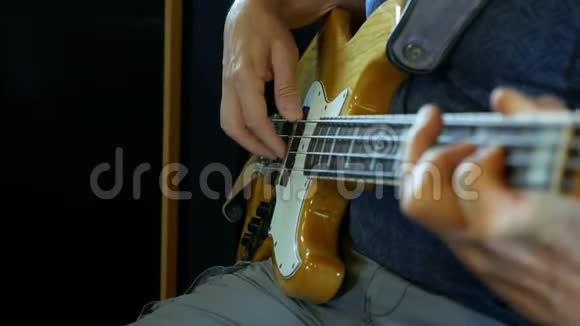 电贝司吉他弦的特写视频的预览图