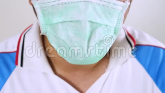 戴卫生口罩的男子因新感染流感病毒而在白色背景下咳嗽医疗保健概念冠状病毒视频的预览图
