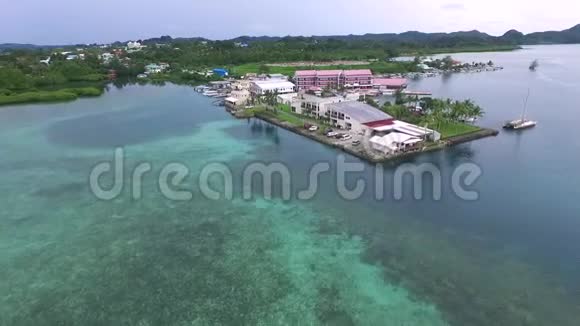 帕劳科罗岛的海景帕劳水族馆和地标MarinaI酒店视频的预览图