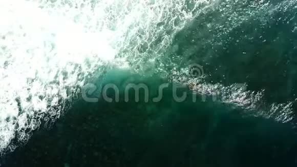 一个冲浪者被另一个冲浪者捕捉海浪的空中镜头视频的预览图