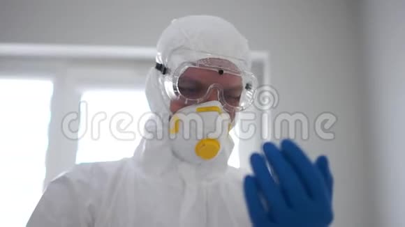 医生穿着防护服和面罩进入隔离室流行病威胁冠状病毒治疗冠状病毒视频的预览图