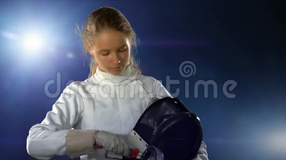 女子击剑运动员赛前带重剑备战视频的预览图