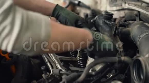 汽车机械师拆下火花塞视频的预览图