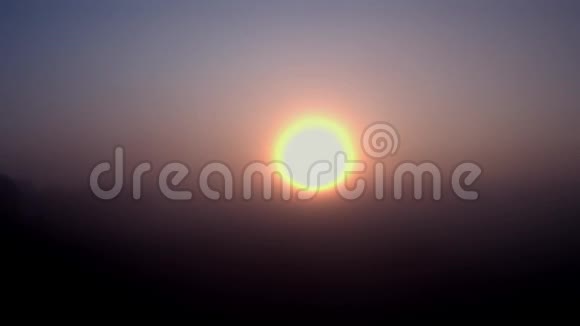 透过云层向太阳飞行的鸟瞰图在雾蒙蒙的早晨视频的预览图