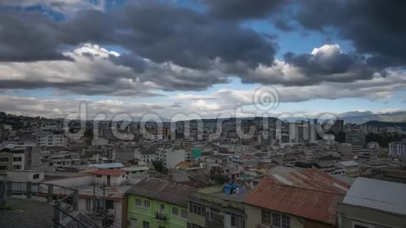 厄瓜多尔基多市顶视图云景延时视频的预览图