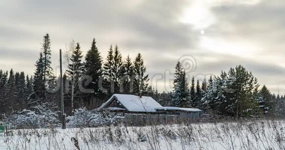 冬林中的木屋美丽的冬季景观美丽的降雪时间流逝视频循环视频的预览图