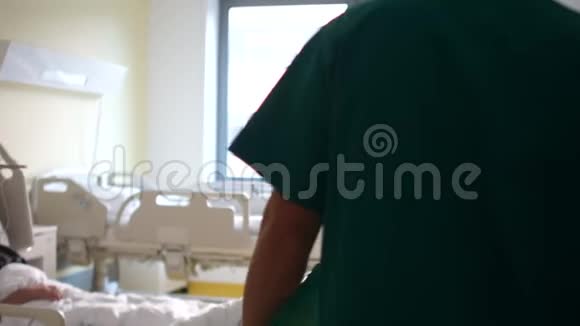 医院里的重病青年残疾病人康复和治疗年轻医生和他的病人视频的预览图