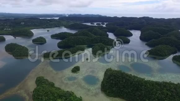 帕劳和科罗岛地区背景是许多小岛珊瑚礁和泻湖V视频的预览图