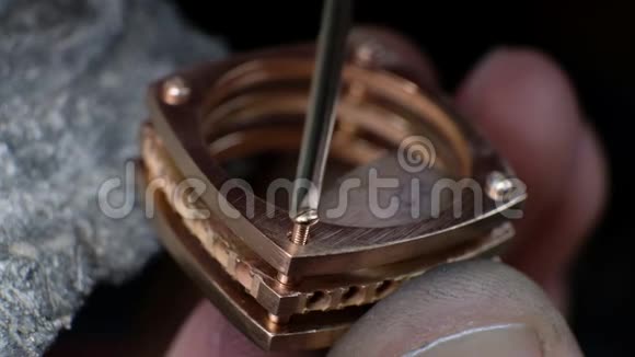 手工珠宝制作戒指修理把钻石放在戒指上一次宏观射击工匠制作钻石戒指视频的预览图
