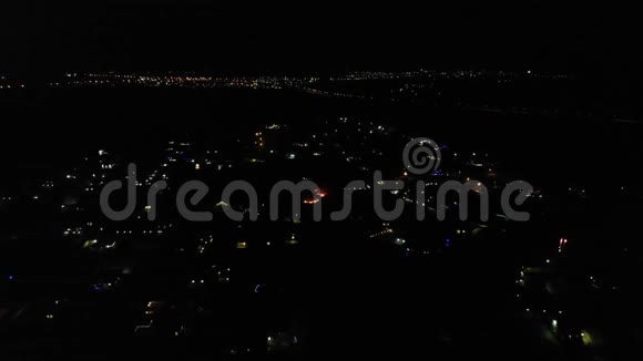 夜晚的城市灯光烟花在视频的右角发射视频的预览图