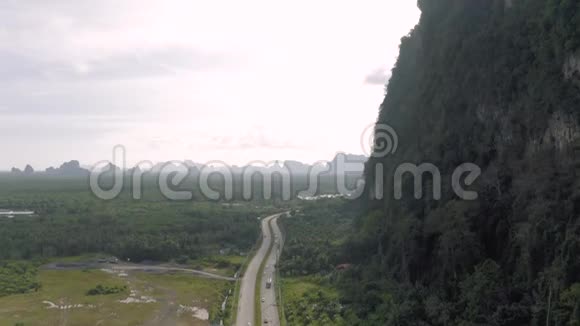 泰国亚洲山脉与热带森林之间的高速公路视频的预览图