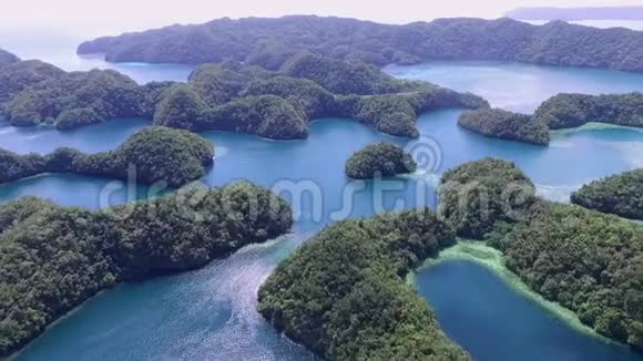 科罗岛的鸟瞰图许多绿色小岛带有五颜六色珊瑚礁和热带泻湖的海景帕劳五视频的预览图