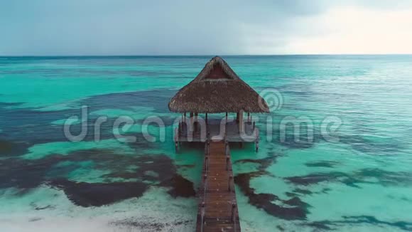 在多米尼加共和国卡纳角的木水别墅的空中景观视频的预览图