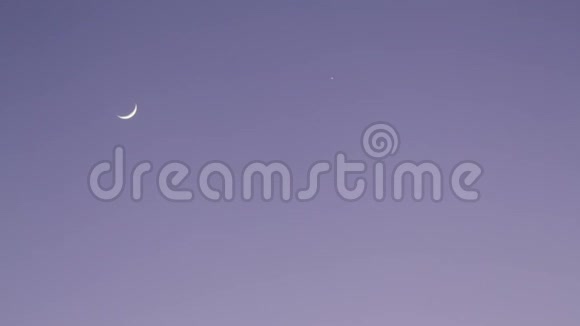 新月星和金星在天文观测中的结合时间在蓝色夜空中消失视频的预览图