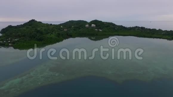 帕劳的科罗岛海洋与梅永城市背景一视频的预览图