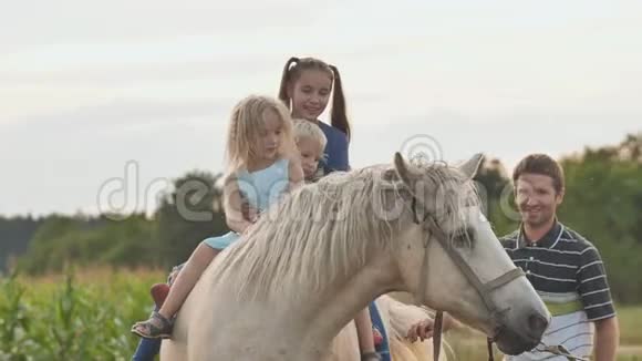 父亲骑着白马骑着他的孩子视频的预览图