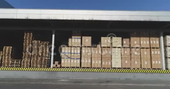 有箱子的大仓库一个现代化的仓库很多货物准备装运视频的预览图