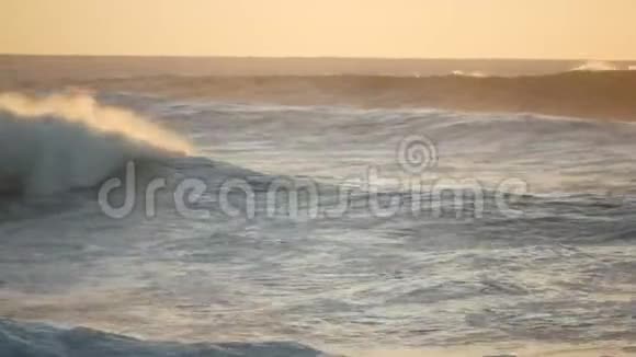 福尔特文图拉日落光下的大西洋海浪视频的预览图