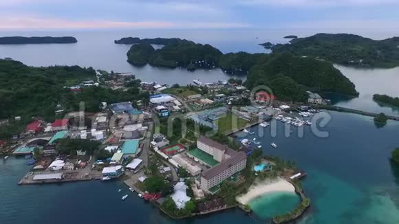 帕劳科罗岛的海景背景I的清水塘码头及城市景观视频的预览图