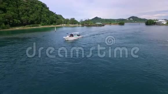 帕劳科罗岛的潜水艇海景背景清水视频的预览图