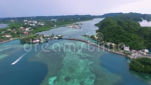 帕劳科罗岛的景观和海景背景下的长岛公园及大桥视频的预览图