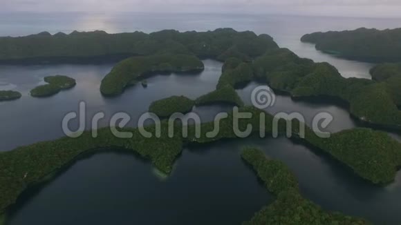 科罗岛许多绿色小岛帕劳海相带有着五颜六色的珊瑚礁热带泻湖十二视频的预览图