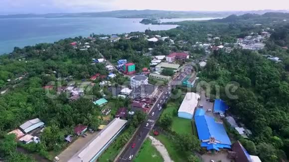 鸟瞰科罗岛城市景观带有五颜六色珊瑚礁和热带泻湖的海景帕劳II的鸟瞰图视频的预览图