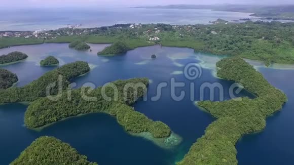 科罗岛的鸟瞰图许多绿色小岛帕劳海相带珊瑚礁和热带泻湖IV视频的预览图