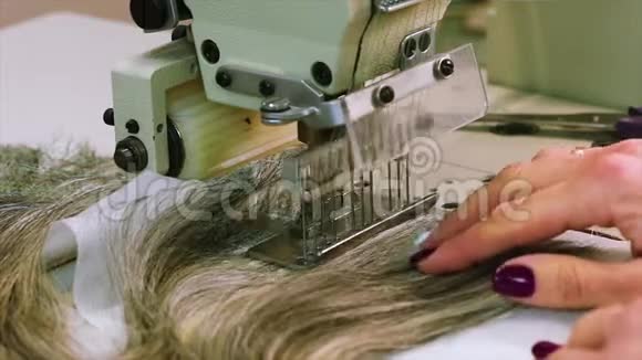 假发制造过程中女人收集假发假发装配特写视频的预览图