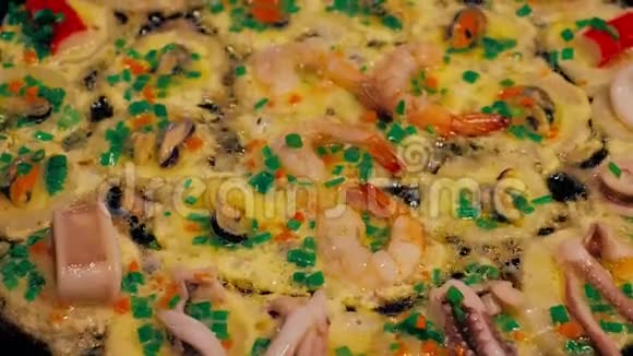 黄色泰国海鲜咖喱在热锅里蒸视频的预览图