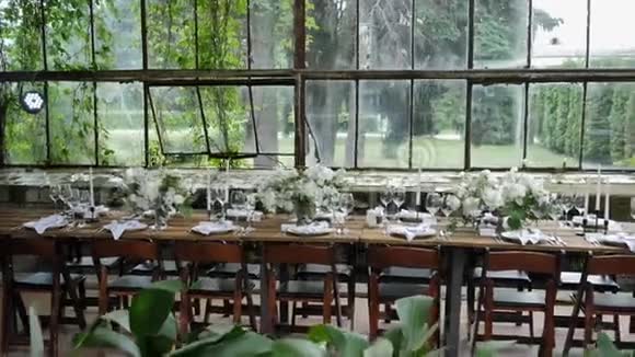 装饰节日桌装饰桌上有一束天然新鲜的花带有蜡烛和装饰视频的预览图